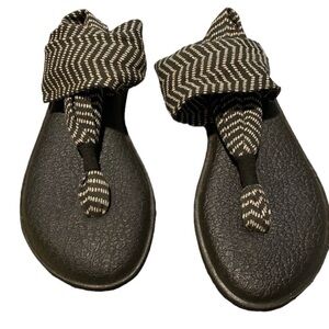 SANUK - STYLE SWS10535 - BLACK / WHITE CHEVRON-LIKE YOGA SANDALS - SIZE 6 - S8